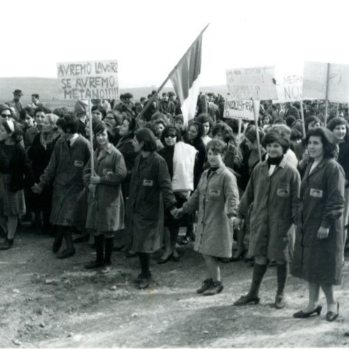 Donne in corteo durante l'occupazione di Masseriole